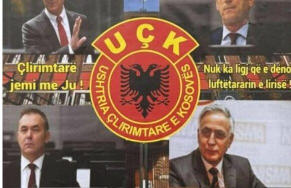 Disa veteranë të UÇK-së vendosin posterë për liderët e UÇK-së në derën e Kuvendit