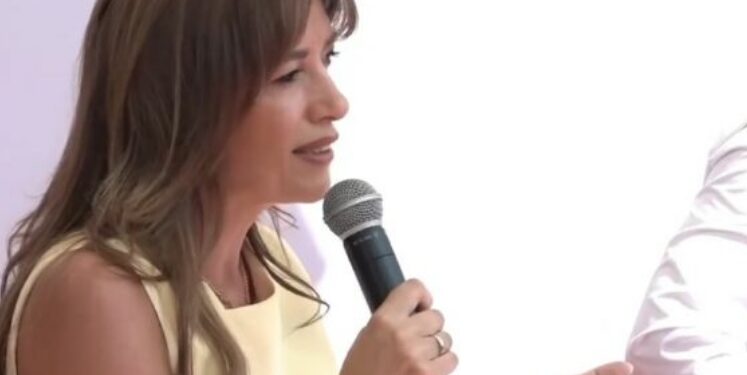 “Shkrihet” Albulena Haxhiu para liderit: Kur fliste Albini kishim sytë e veshët hapur