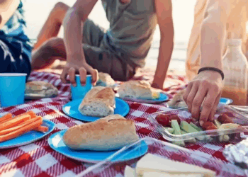 Këto ushqime duhet t’i evitoni në ditët e nxehta në plazh