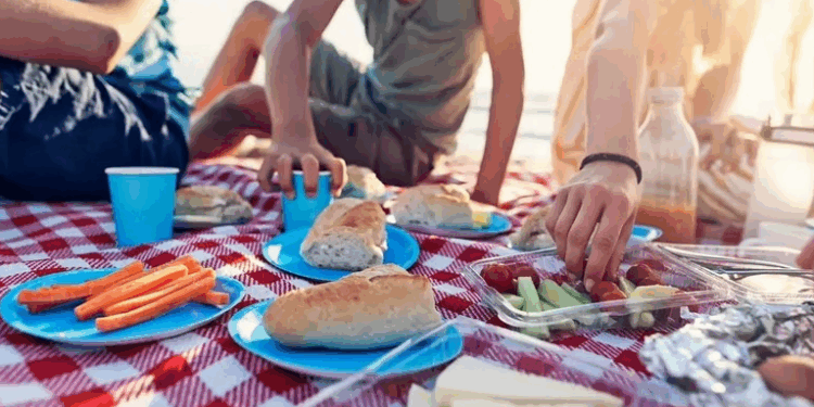 Këto ushqime duhet t’i evitoni në ditët e nxehta në plazh
