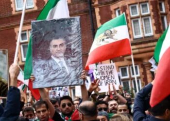 Opozita e përçarë e Iranit ndien se momenti i saj ka ardhur