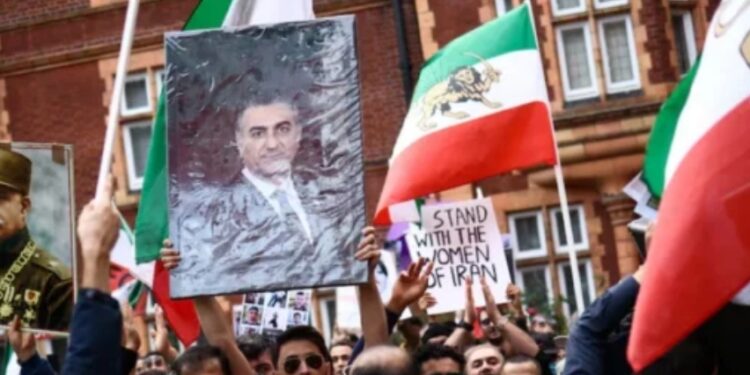 Opozita e përçarë e Iranit ndien se momenti i saj ka ardhur