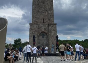 Vidovdani në Gazimestan pa incidente – serbët vijnë nga Serbia, Policia e Kosovës korrekte.