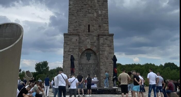 Vidovdani në Gazimestan pa incidente – serbët vijnë nga Serbia, Policia e Kosovës korrekte.