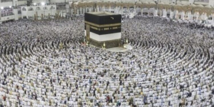 Mijëra myslimanë nisin Pelegrinazhin e Haxhit mes temperaturave të larta dhe masave të sigurisë