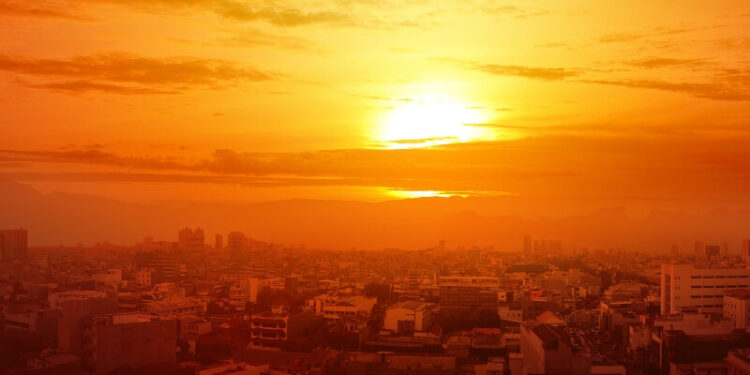 Ditët e nxehta te verës, mjekja apel qytetarëve: Mos dilni në orët e pikut!