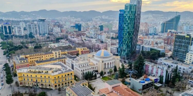 Forbes: Ndërtimi i Tiranës, vizioni i guximshëm arkitektonik që riformëson kryeqytetin e Shqipërisë