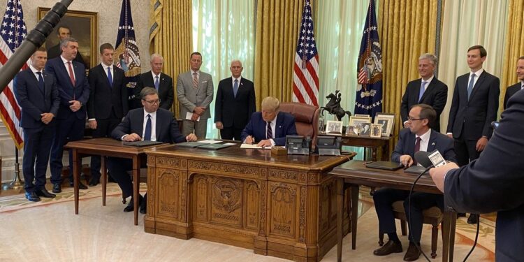 TRUMP “MBURRET”: E NDALA LUFTËN MES KOSOVËS DHE SERBISË!