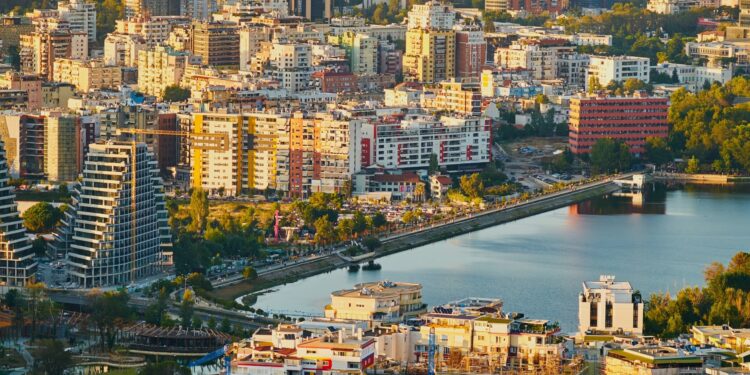 Në Prishtinë apo Tiranë më shtrenjtë? Si ndryshon çmimi i apartamenteve në Shqipëri dhe Kosovë