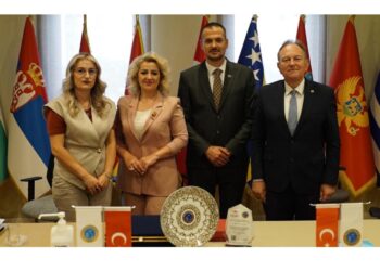 Rektori Drilon Bunjaku pozon me flamurin e Serbisë