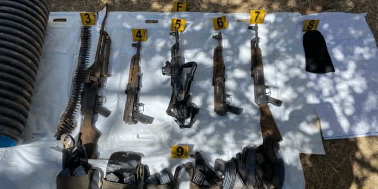 Zveçan: Policia e Kosovës sekuestron sasi të madhe armatimi në një stallë kuajsh