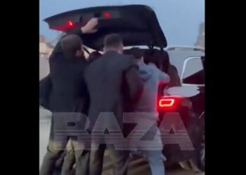 Pamje tronditëse. Shihni se si rrëmbehet nga çeçenët në mes të rrugës dhe futet në bagazh biznesmeni në Moskë!