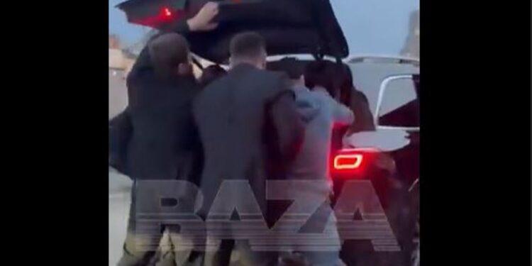 Pamje tronditëse. Shihni se si rrëmbehet nga çeçenët në mes të rrugës dhe futet në bagazh biznesmeni në Moskë!