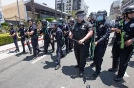 Los Angeles vendos orë policore pas plaçkitjeve dhe vandalizmit gjatë protestave