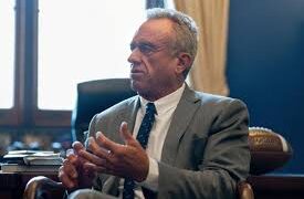 Kennedy shkarkon të gjithë anëtarët e komitetit për imunizimin, shpërthen debati në SHBA