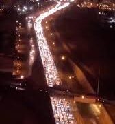 Kolona të gjata automjetesh në Teheran pas thirrjes së Trump për evakuim urgjent