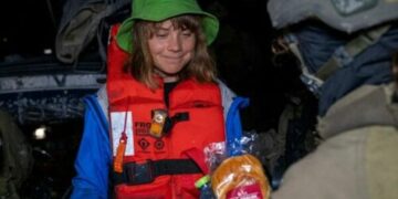 Izraeli publikon pamje të Greta Thunberg në anijen që u ndalua mbrëmë