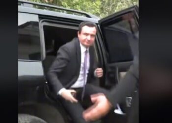 Raportohet se eskorta e Kurtit u godit me vezë gjatë vizitës për përurimin e çerdhes në Skenderaj