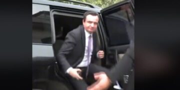 Raportohet se eskorta e Kurtit u godit me vezë gjatë vizitës për përurimin e çerdhes në Skenderaj