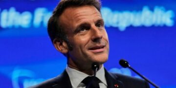 “Po presim një mobilizim europian”, Macron: Nuk do ketë më rrjete sociale për personat nën 15 vjeç në Francë