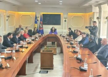 Nis takimi i presidentes Osmani me subjektet politike, Kurti e çon Albulena Haxhiun