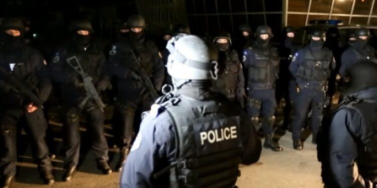 Ekskluzive: Antidroga zbarkon në disa qytete të Kosovës – bastisje të njëkohshme për kapjen e trafikantëve të drogës