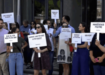 Shoqëria civile proteston para Kuvendit: A doni me shku edhe në deti?