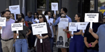 Shoqëria civile proteston para Kuvendit: A doni me shku edhe në deti?
