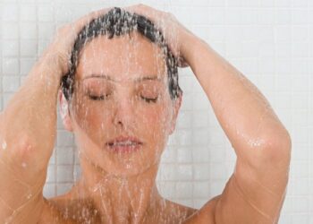 Dush në mëngjes apo në mbrëmje? Ja çfarë thonë ekspertët