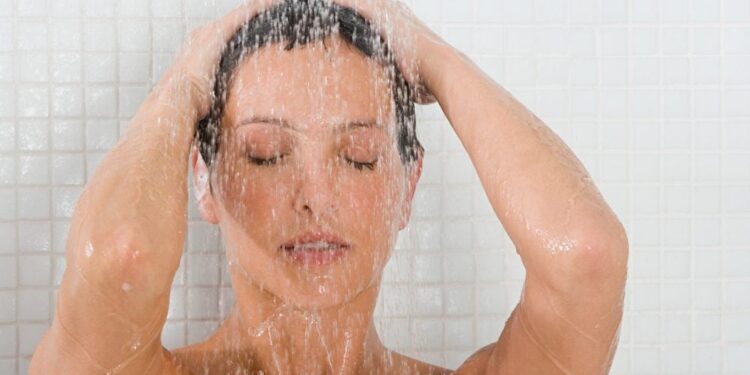 Dush në mëngjes apo në mbrëmje? Ja çfarë thonë ekspertët