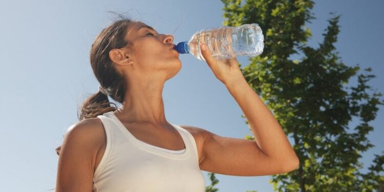 Sa ujë duhet të pijmë me të vërtetë? Mjekët zbulojnë të vërtetën që do t’ju trondisë.