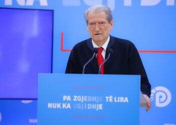 Sali Berisha uron Kombëtaren për ndeshjen Shqipëri-Serbi dhe bën thirrje për refuzim ndaj mbështetësve të Vuçiçit