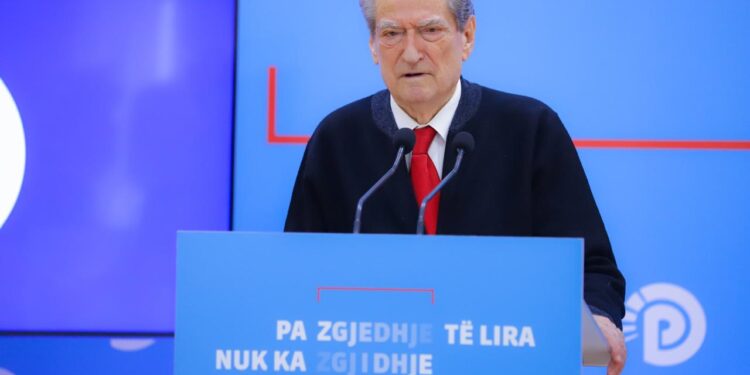 Sali Berisha uron Kombëtaren për ndeshjen Shqipëri-Serbi dhe bën thirrje për refuzim ndaj mbështetësve të Vuçiçit