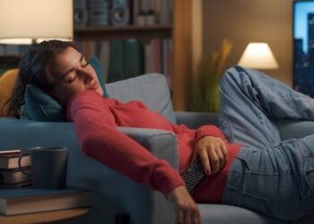 Keni probleme me gjumin? Ekspertët rekomandojnë “zërin rozë” për gjumë më të thellë dhe cilësor