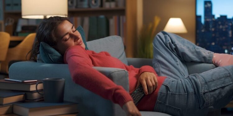 Keni probleme me gjumin? Ekspertët rekomandojnë “zërin rozë” për gjumë më të thellë dhe cilësor