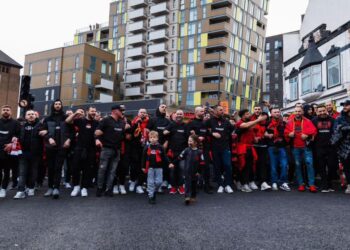 Organizohen “Tifozat Kuq e Zi”, ndeshjen e shikojnë jashtë stadiumit në Tiranë