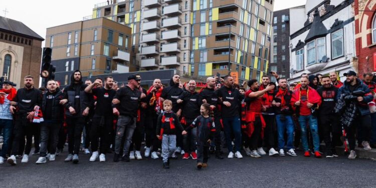 Organizohen “Tifozat Kuq e Zi”, ndeshjen e shikojnë jashtë stadiumit në Tiranë