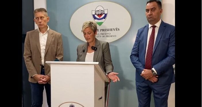 Takim në Preshevë: Ardita Sinani dhe Aleksandar Martinoviq me qëndrime të kundërta për Kosovën dhe pasivizimin e adresave