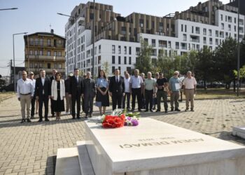 Kryeministri Kurti bën homazhe në përvjetorin e 7-të të ndarjes nga jeta të Adem Demaçit