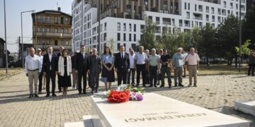 Kryeministri Kurti bën homazhe në përvjetorin e 7-të të ndarjes nga jeta të Adem Demaçit