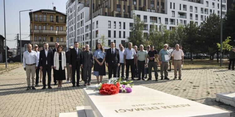 Kryeministri Kurti bën homazhe në përvjetorin e 7-të të ndarjes nga jeta të Adem Demaçit