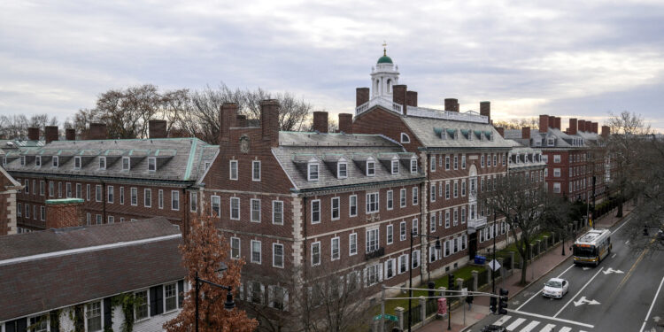 Trump sulmon sërish Harvardin: Qeveria e akuzon për shkelje të të drejtave të studentëve hebrenj, kërcënon me ndërprerje fondesh