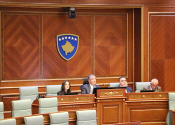 Krizë institucionale në rritje: Deputetët e opozitës refuzojnë të lënë sallën pas dështimit të 46-të për konstituimin e Kuvendit