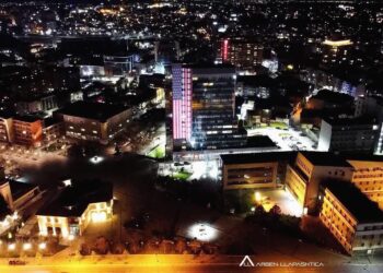 SHBA feston 249-vjetorin e Pavarësisë – Ndërtesa e Qeverisë së Kosovës ndriçohet në nder të aleatit historik