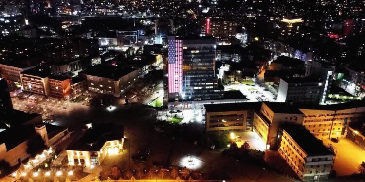 SHBA feston 249-vjetorin e Pavarësisë – Ndërtesa e Qeverisë së Kosovës ndriçohet në nder të aleatit historik
