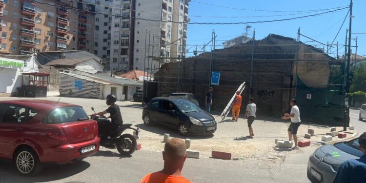 Mbyllen parkingjet ilegale – Kryetari Rama nis lirimin e hapësirave publike për qytetarët