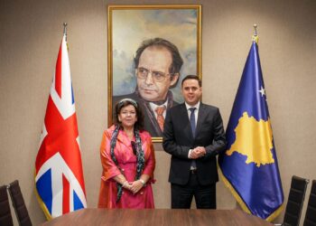 Abdixhiku pret diplomaten britanike Karen Pierce: Kosova duhet të ecë me Shqipërinë dhe Malin e Zi, jo të ngecë me Serbinë