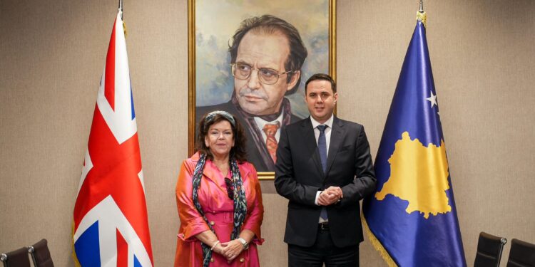 Abdixhiku pret diplomaten britanike Karen Pierce: Kosova duhet të ecë me Shqipërinë dhe Malin e Zi, jo të ngecë me Serbinë
