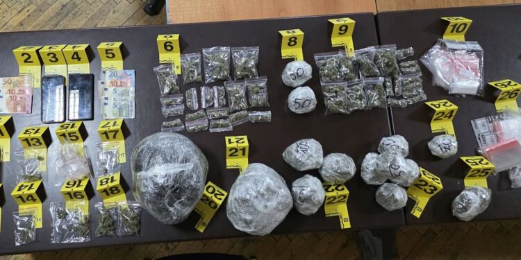 Arrestohen tre persona në flagrancë për shitblerje dhe posedim të narkotikëve, sekuestrime të shumta në bastisje