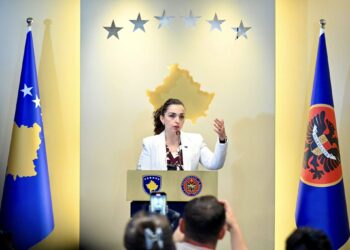 Presidentja Osmani dorëzon kërkesë në Kushtetuese: “Të mbrojmë rendin kushtetues – jo llogaritë politike”